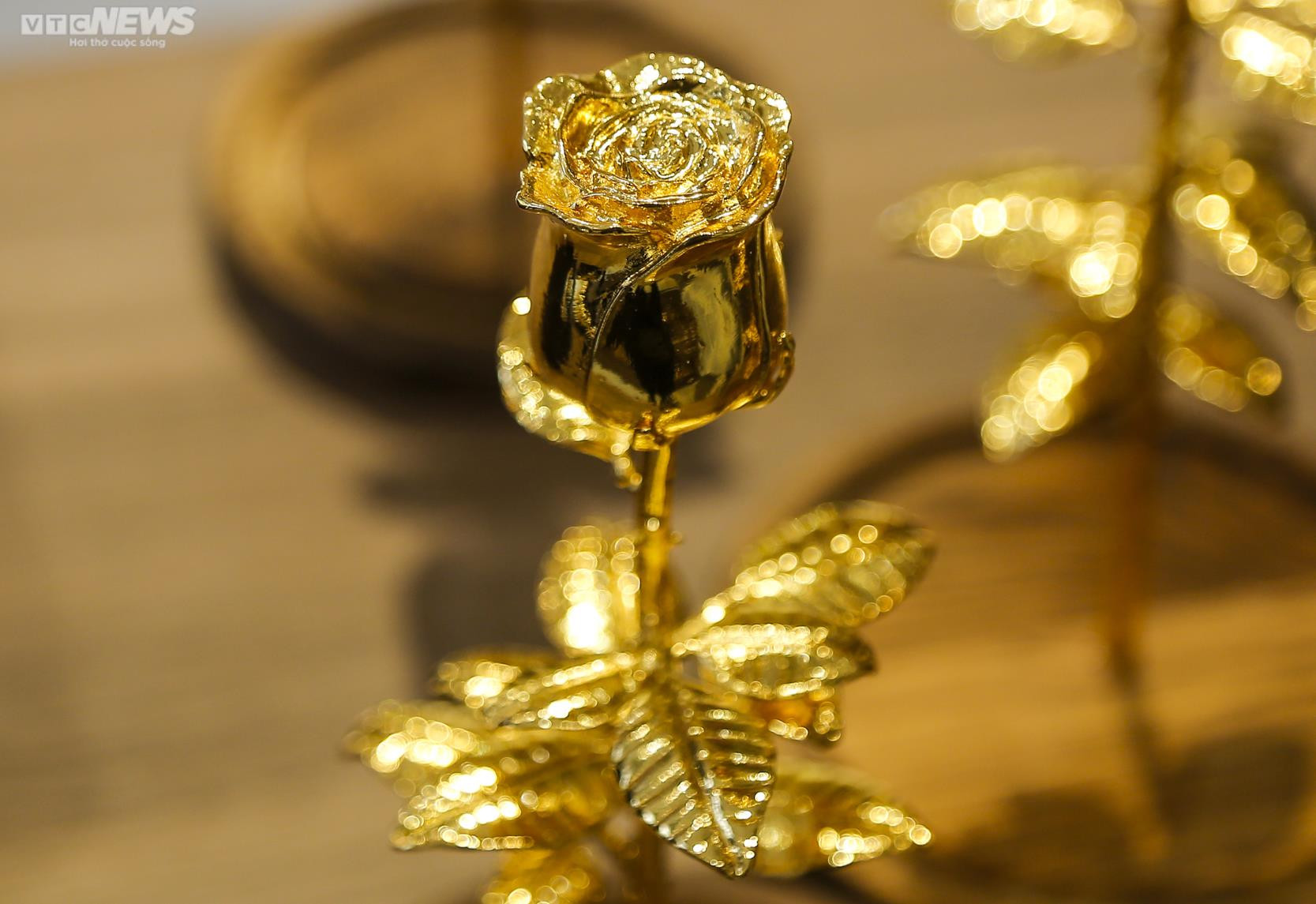 Quà Valentine độc lạ: Hoa hồng mạ vàng giá vài triệu đồng - 6