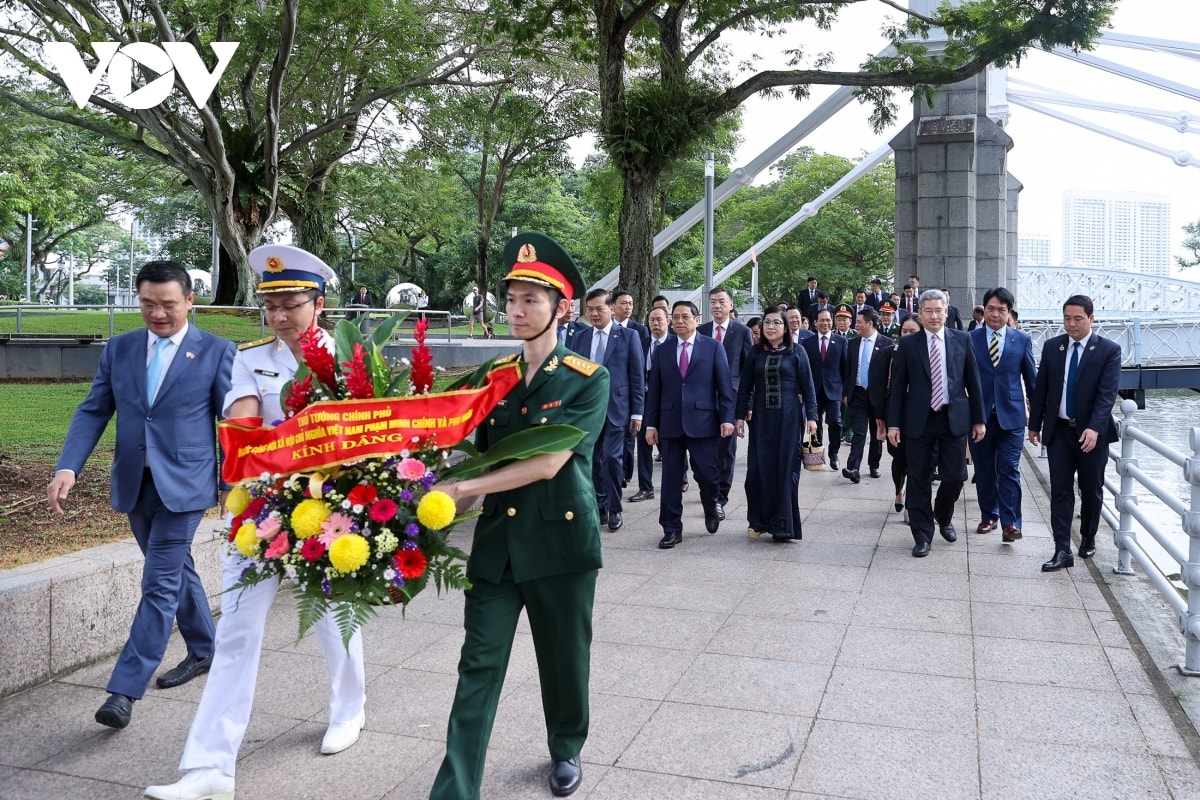 thu tuong va phu nhan dang hoa tai tuong dai chu tich ho chi minh o singapore hinh anh 1