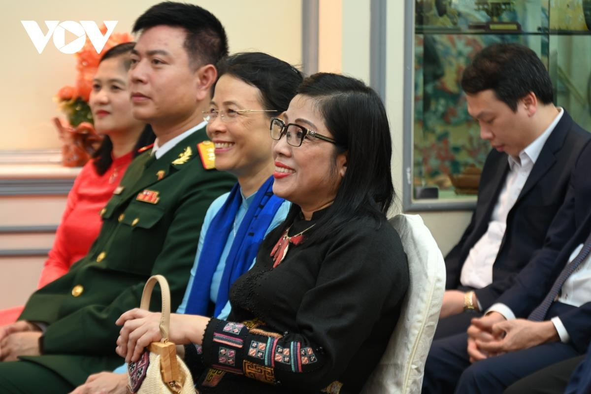 Thủ tướng gặp gỡ cán bộ, nhân viên ĐSQ và đại diện cộng đồng người Việt ở Brunei - 4