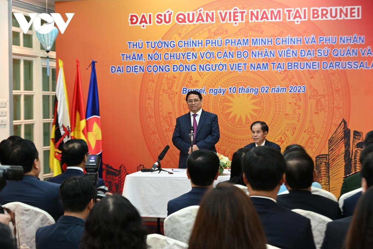 Thủ tướng gặp gỡ cán bộ, nhân viên ĐSQ và đại diện cộng đồng người Việt ở Brunei - 1