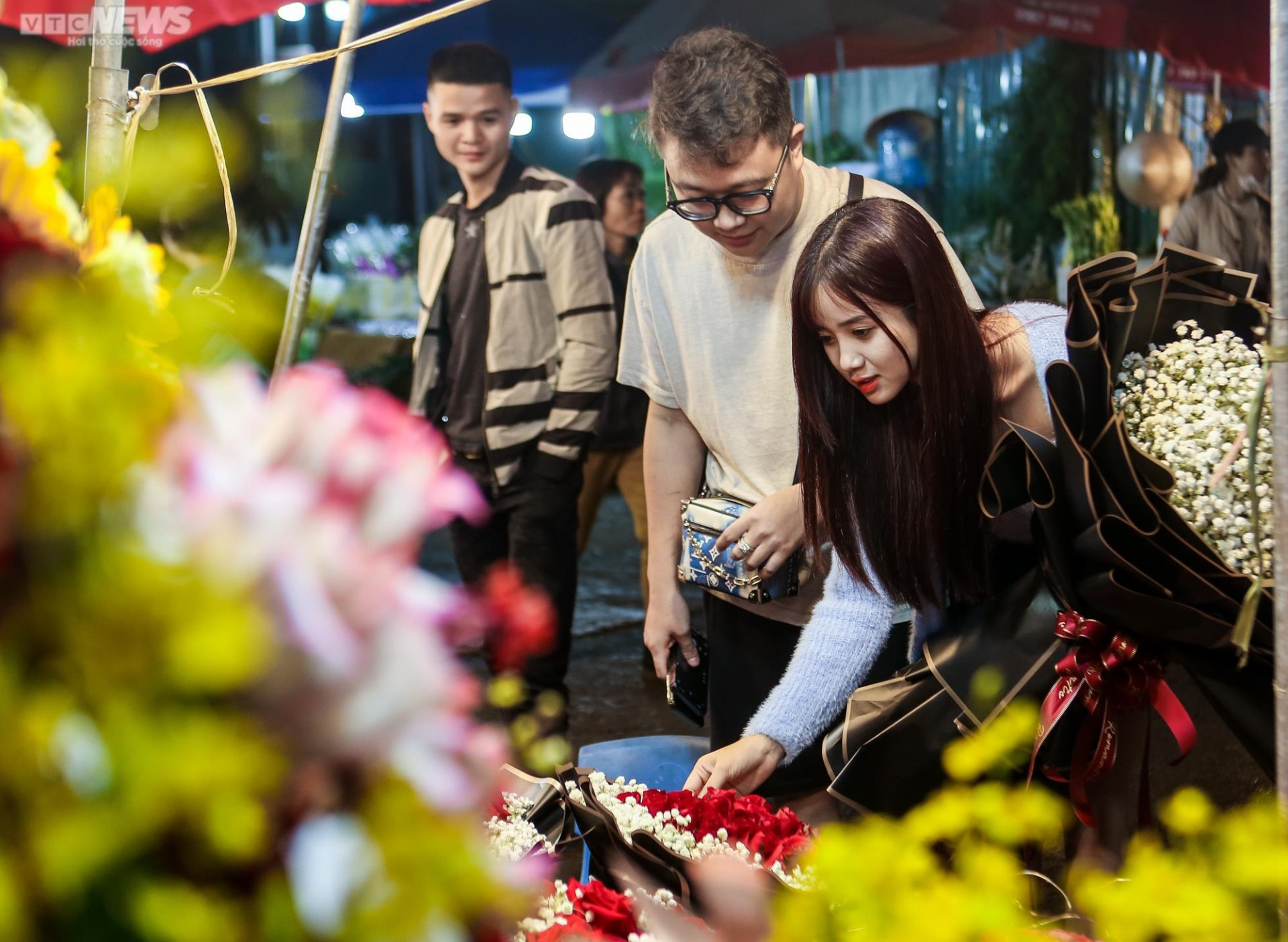 Chợ hoa đêm lớn nhất Hà Nội nhộn nhịp trước ngày lễ tình nhân Valentine - 7