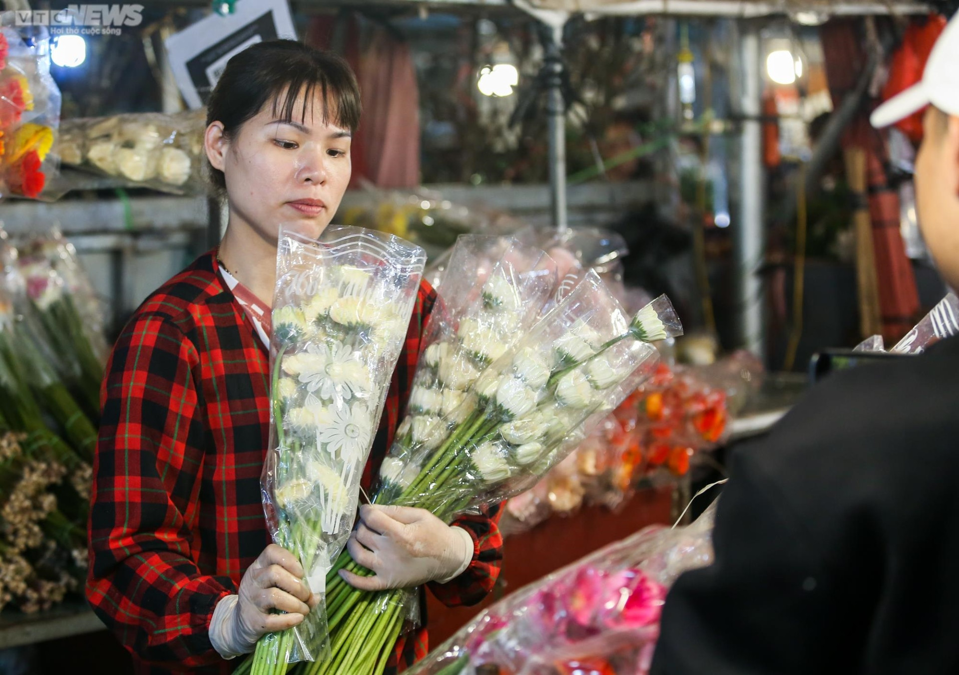 Chợ hoa đêm lớn nhất Hà Nội nhộn nhịp trước ngày lễ tình nhân Valentine - 5
