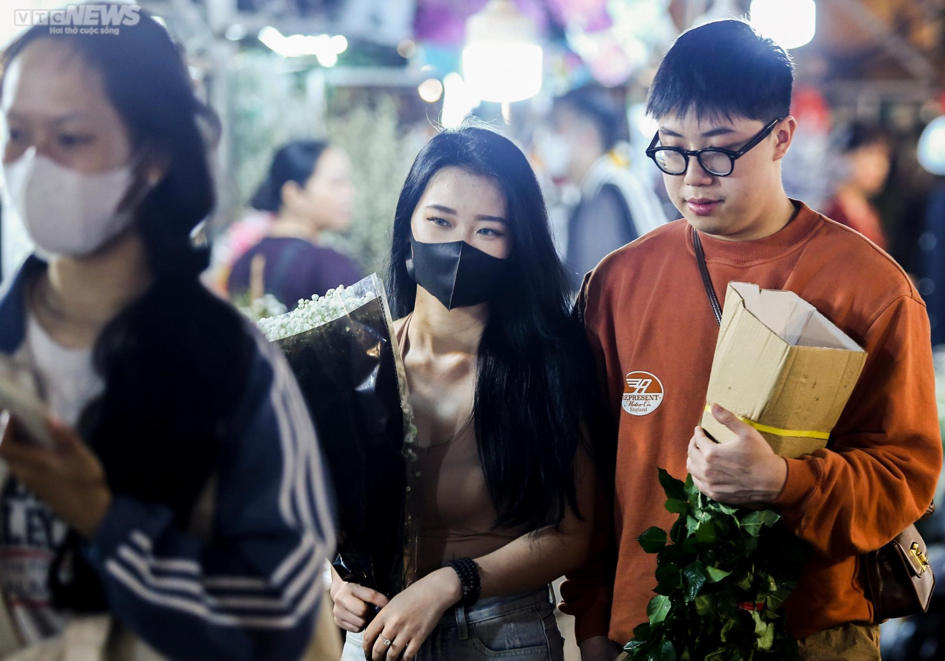 Chợ hoa đêm lớn nhất Hà Nội nhộn nhịp trước ngày lễ tình nhân Valentine - 10