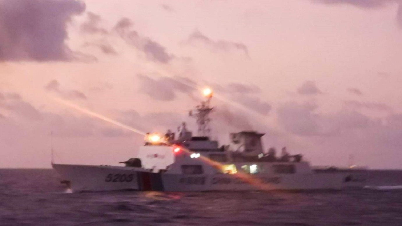 Cảnh sát biển Philippines cáo buộc Trung Quốc chiếu tia laser ở Biển Đông - 2