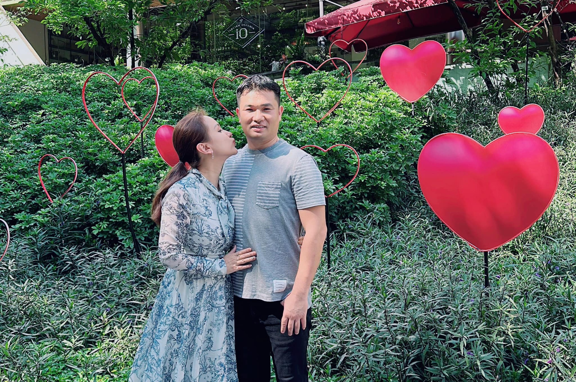 Trấn Thành nhắn vợ ngọt ngào, Ngô Thanh Vân khoe quà lãng mạn ngày Valentine - 6