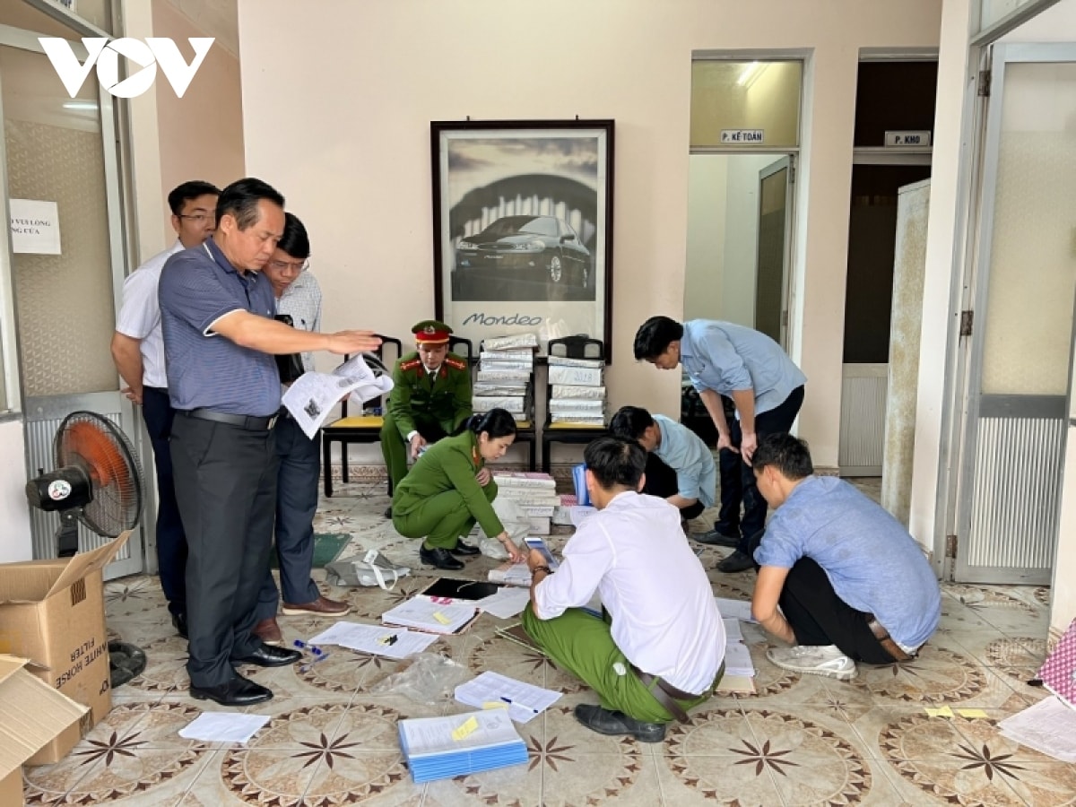 bat giam doc va 2 pho giam doc trung tam dang kiem xe co gioi thua thien hue hinh anh 1