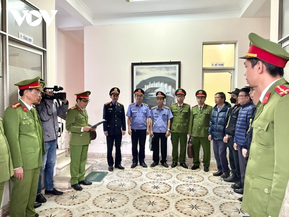 bat giam doc va 2 pho giam doc trung tam dang kiem xe co gioi thua thien hue hinh anh 2