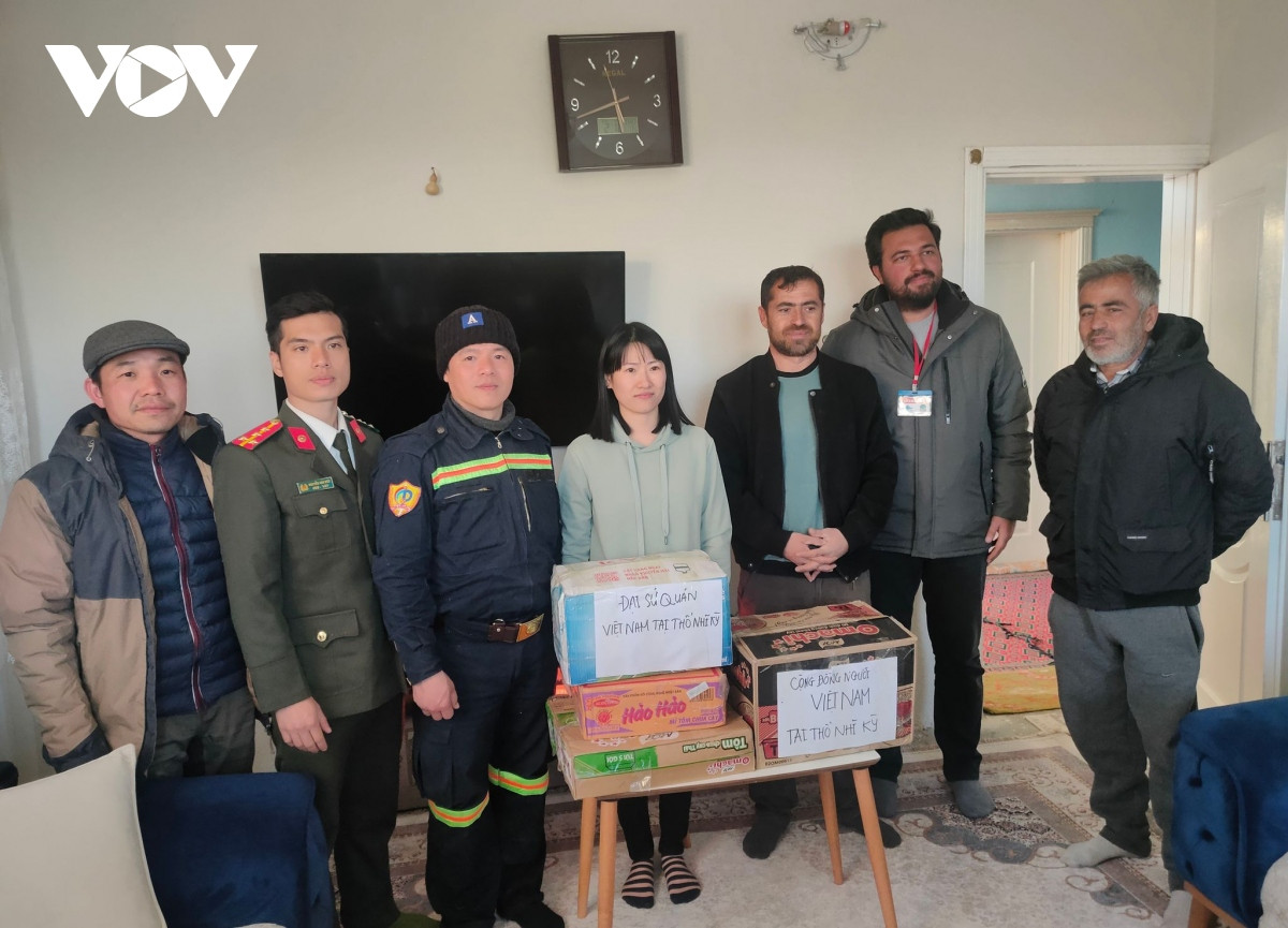 Đoàn công tác Việt Nam thăm hỏi bà con người Việt tại Thổ Nhĩ Kỳ sau động đất - ảnh 1