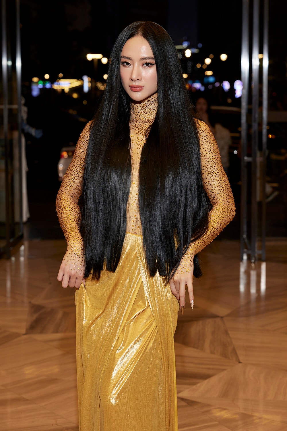 Angela Phương Trinh đính đá lên cơ thể, dùng tóc che chắn vòng 1 - 4