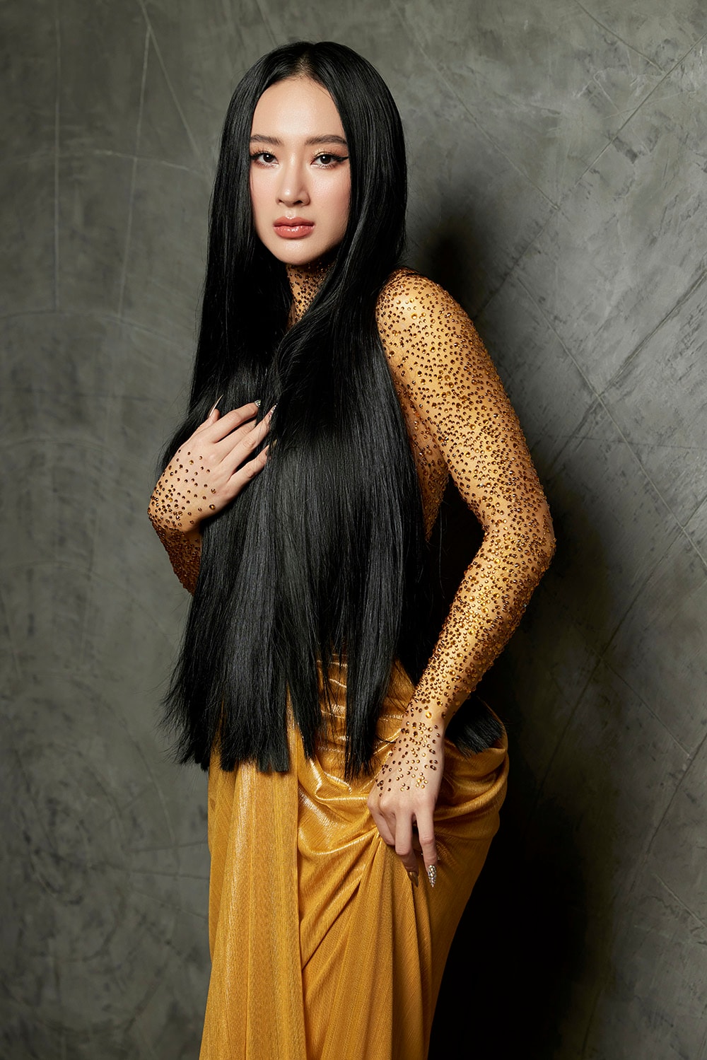 Angela Phương Trinh đính đá lên cơ thể, dùng tóc che chắn vòng 1 - 8