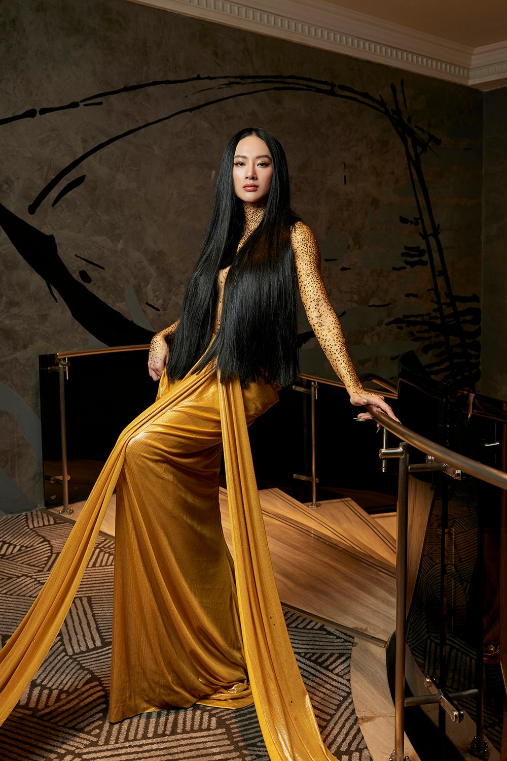 Angela Phương Trinh đính đá lên cơ thể, dùng tóc che chắn vòng 1 - 7