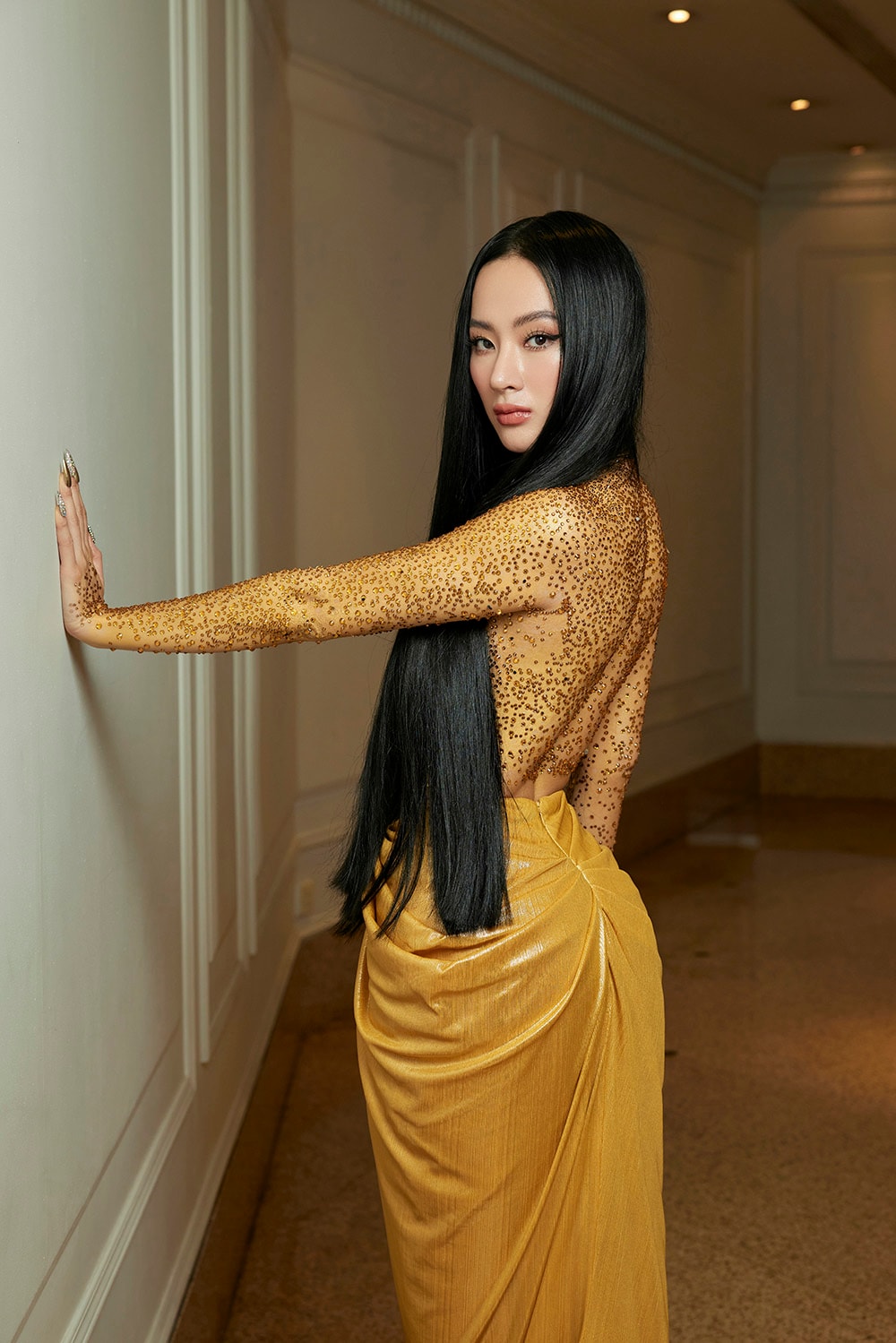 Angela Phương Trinh đính đá lên cơ thể, dùng tóc che chắn vòng 1 - 3