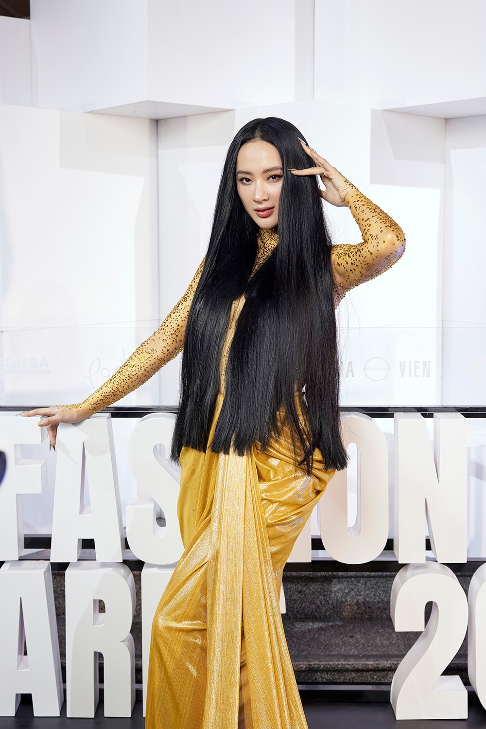 Angela Phương Trinh đính đá lên cơ thể, dùng tóc che chắn vòng 1 - 2