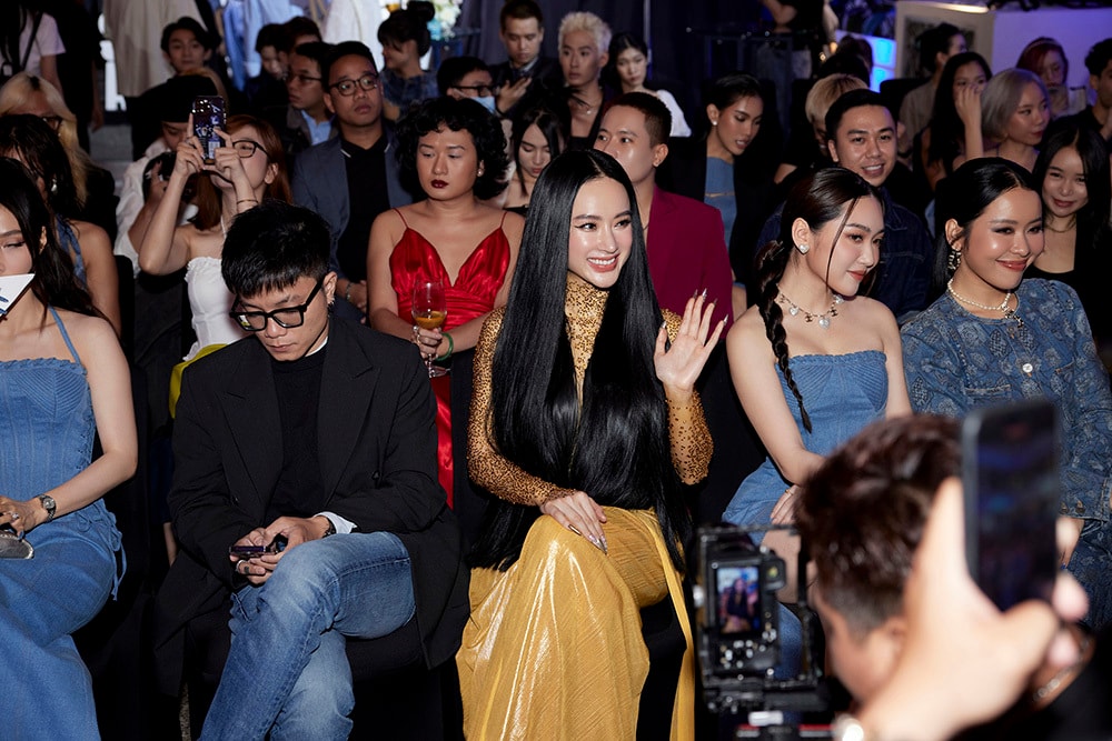Angela Phương Trinh đính đá lên cơ thể, dùng tóc che chắn vòng 1 - 5