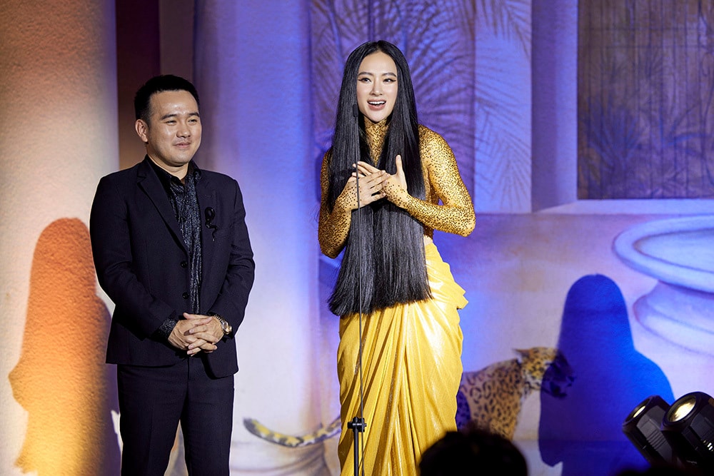 Angela Phương Trinh đính đá lên cơ thể, dùng tóc che chắn vòng 1 - 6
