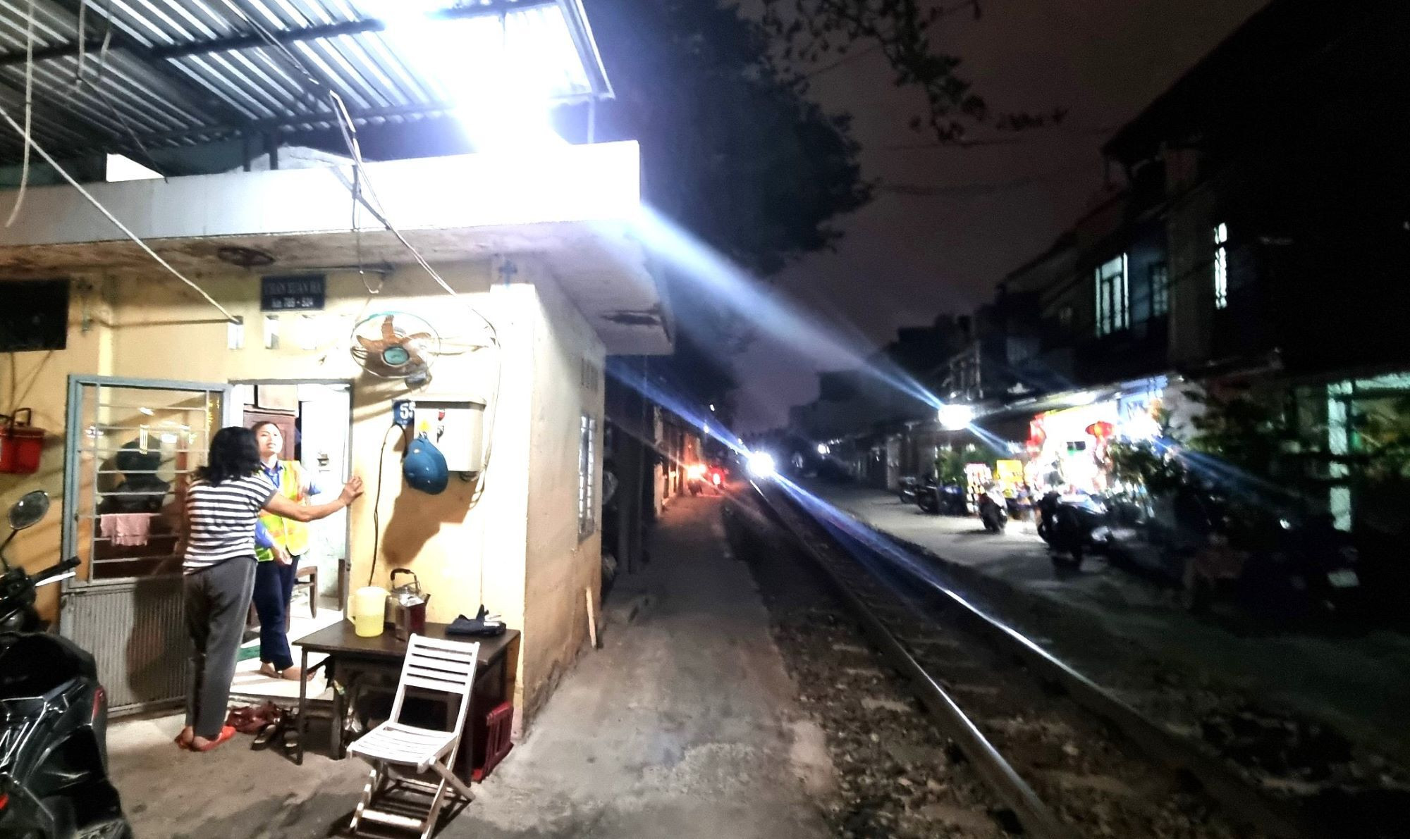 Nữ nhân viên gác chắn tàu hỏa bị nhóm đàn ông hành hung: 'Tôi vẫn chưa hết sợ' - 1