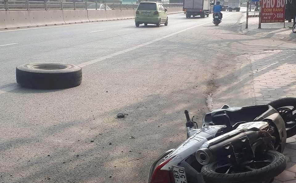 Xe container văng lốp khiến người đi xe máy ở Ninh Bình tử vong - 1