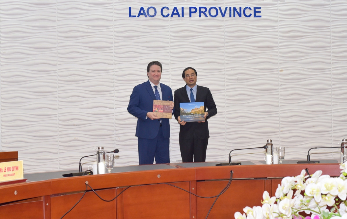 Đại sứ hoa kỳ thăm và làm việc tại lào cai hình ảnh 2 Dai su hoa ky tham va lam viec tai lao cai hinh anh 2
