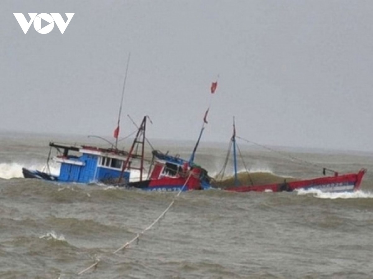 tau ca quang ngai bi chim o hoang sa, 4 ngu dan roi xuong bien hinh anh 1