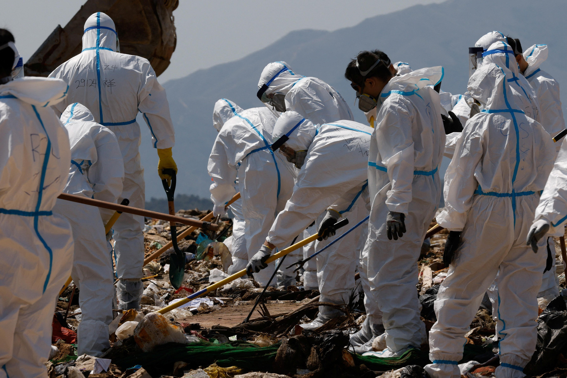 Cảnh sát đào bới bãi rác để tìm kiếm thi thể của người mẫu Hong Kong - 8