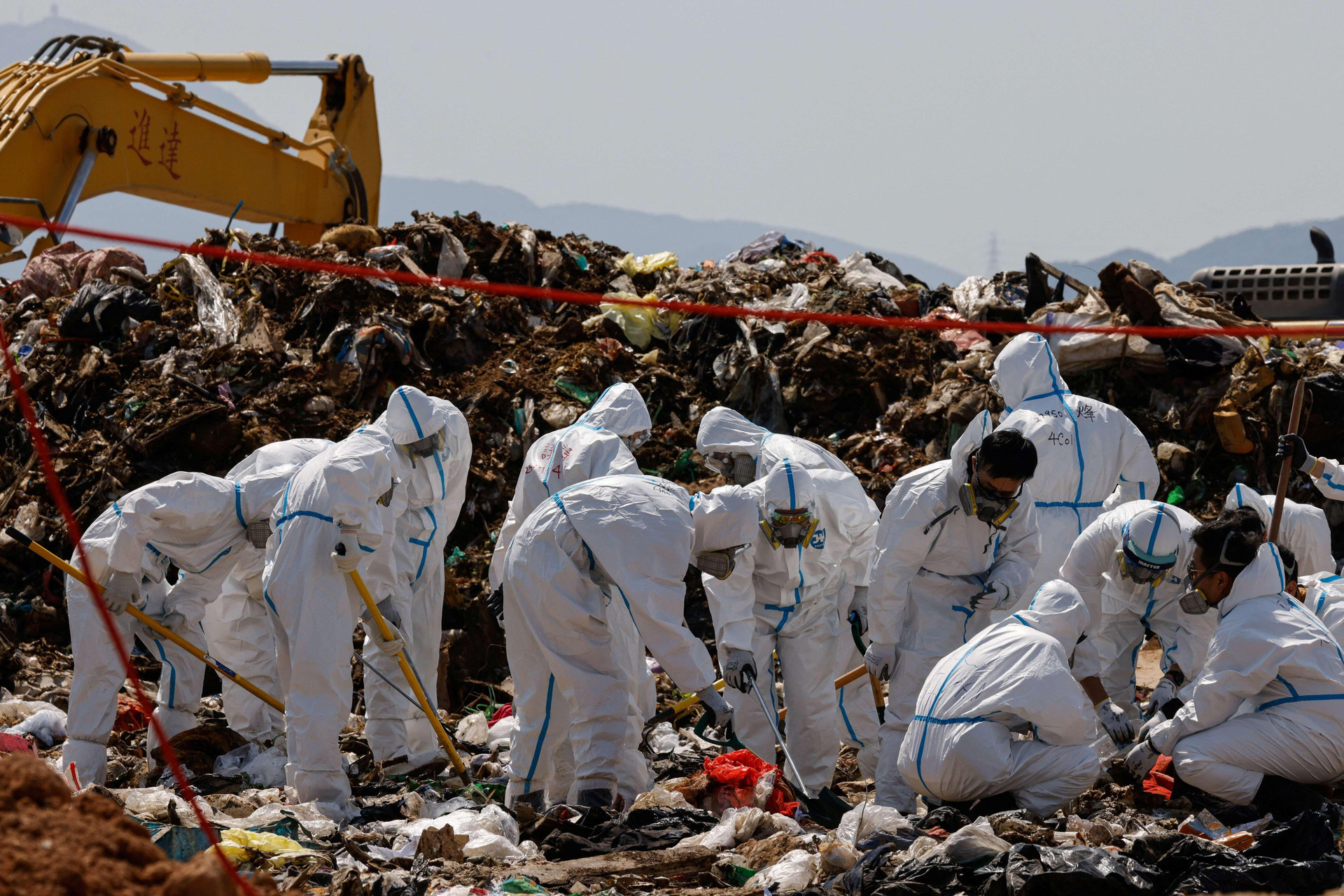 Cảnh sát đào bới bãi rác để tìm kiếm thi thể của người mẫu Hong Kong - 9