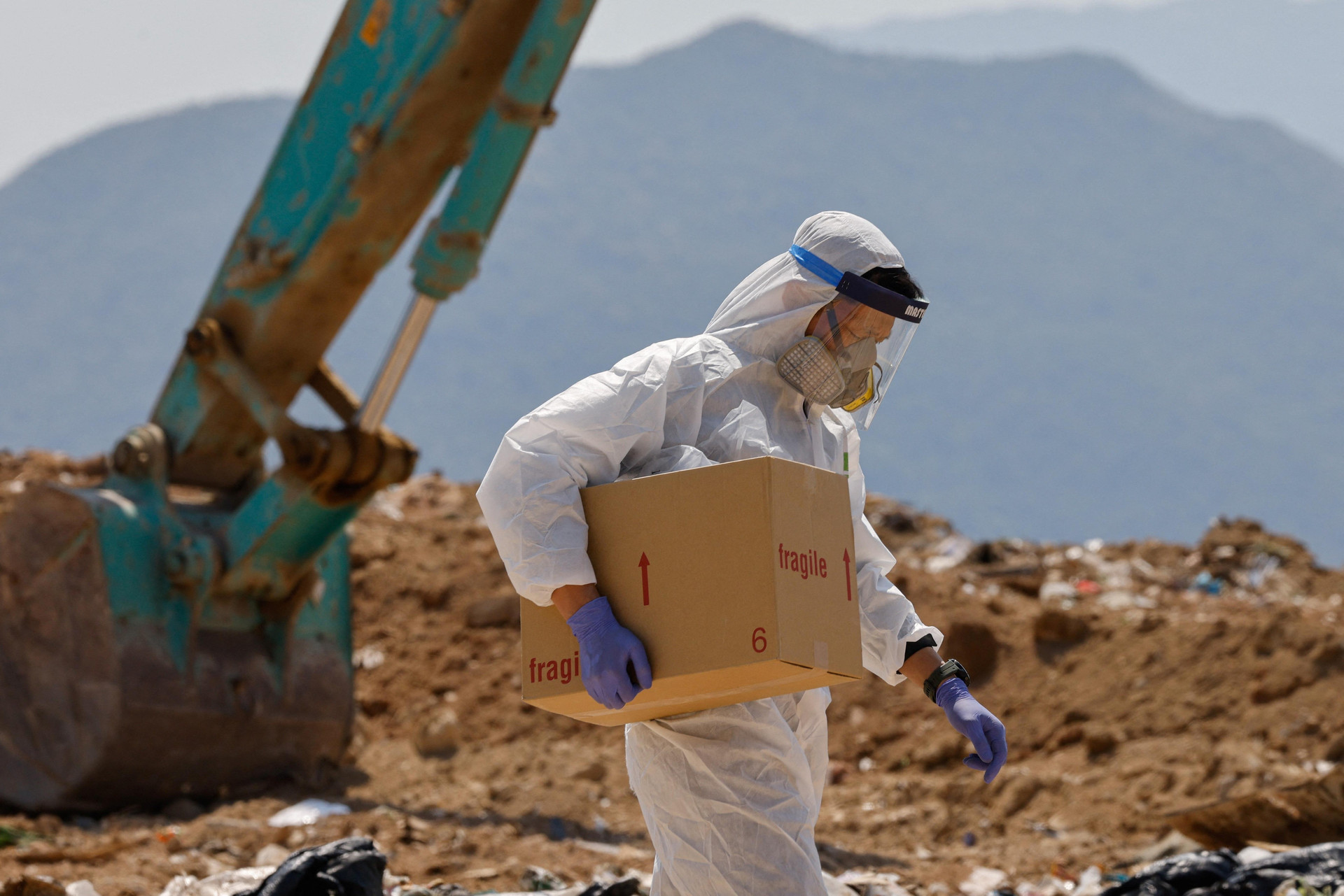 Cảnh sát đào bới bãi rác để tìm kiếm thi thể của người mẫu Hong Kong - 3