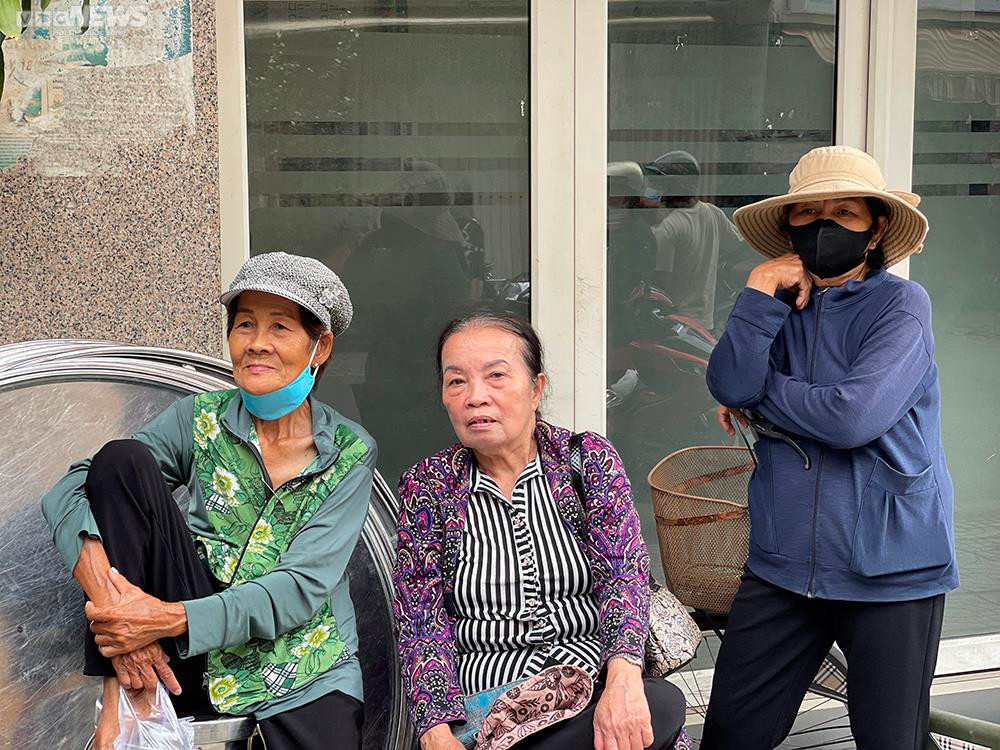 Khán giả lớn tuổi dậy sớm, bắt 3 chuyến xe, vượt 70 km tới tiễn đưa NSƯT Vũ Linh - 4