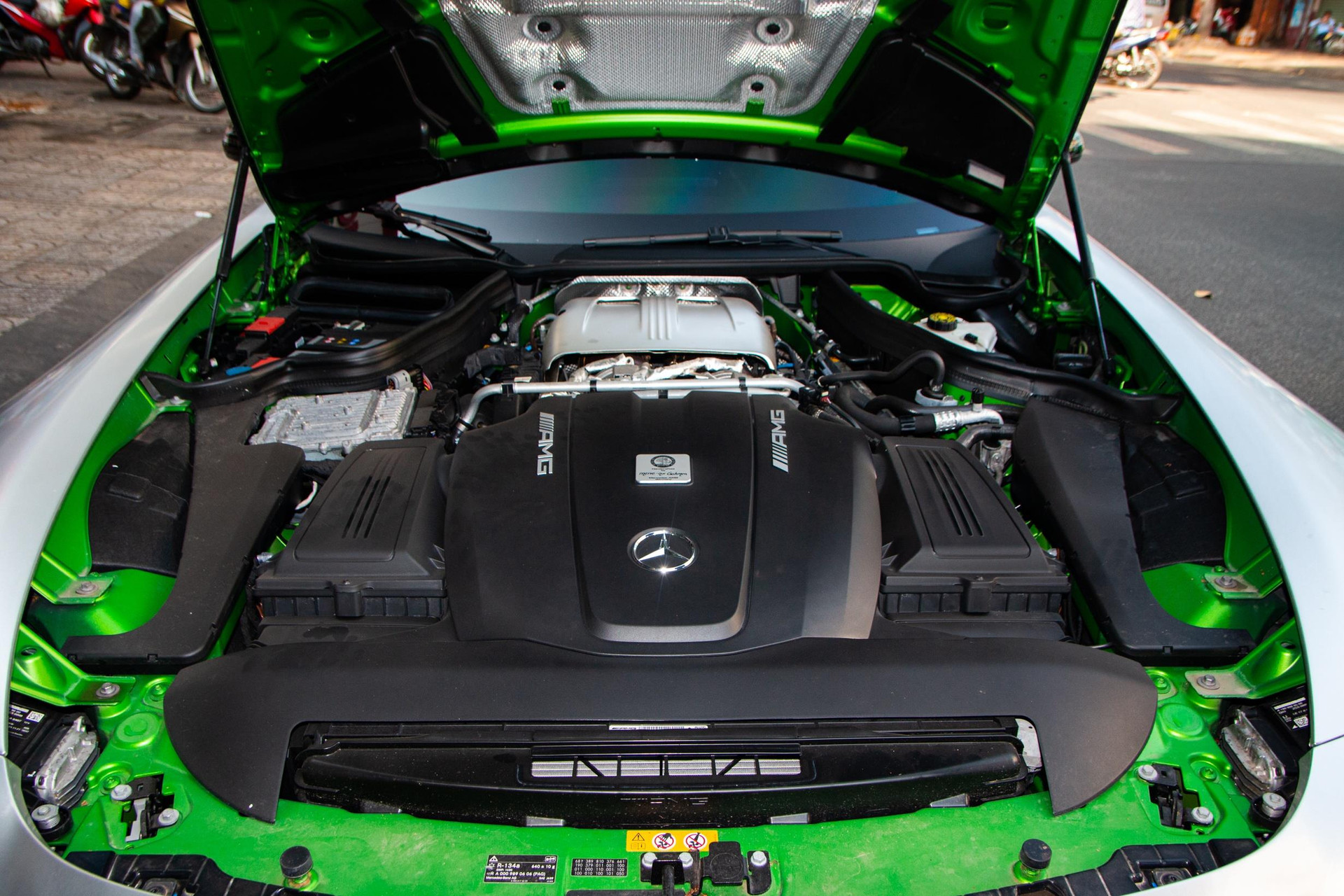 Chi tiết Mercedes-AMG GT R của đại gia cà phê Đặng Lê Nguyên Vũ - 3