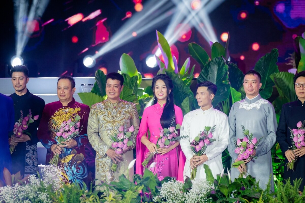 Á hậu Miss Globe 2022 Lâm Thu Hồng khoe sắc với áo dài - 7