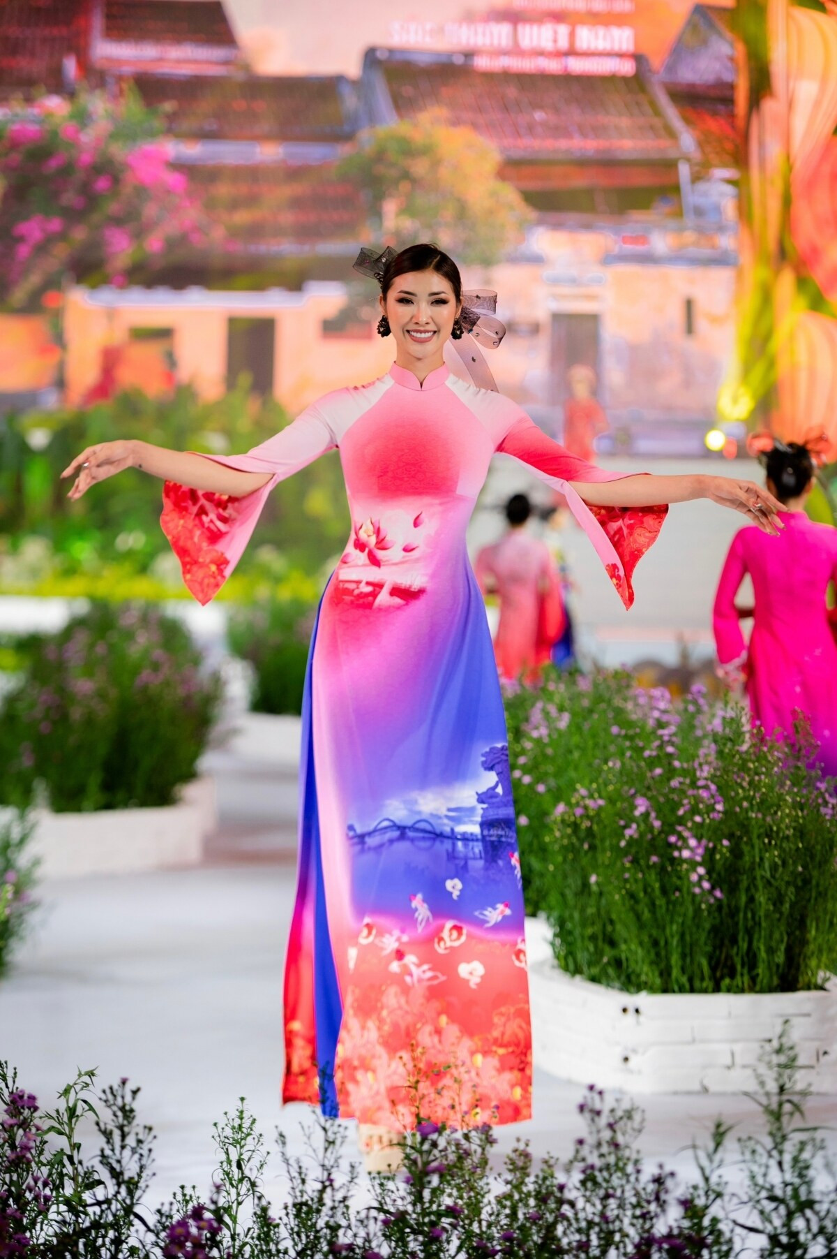 Á hậu Miss Globe 2022 Lâm Thu Hồng khoe sắc với áo dài - 4