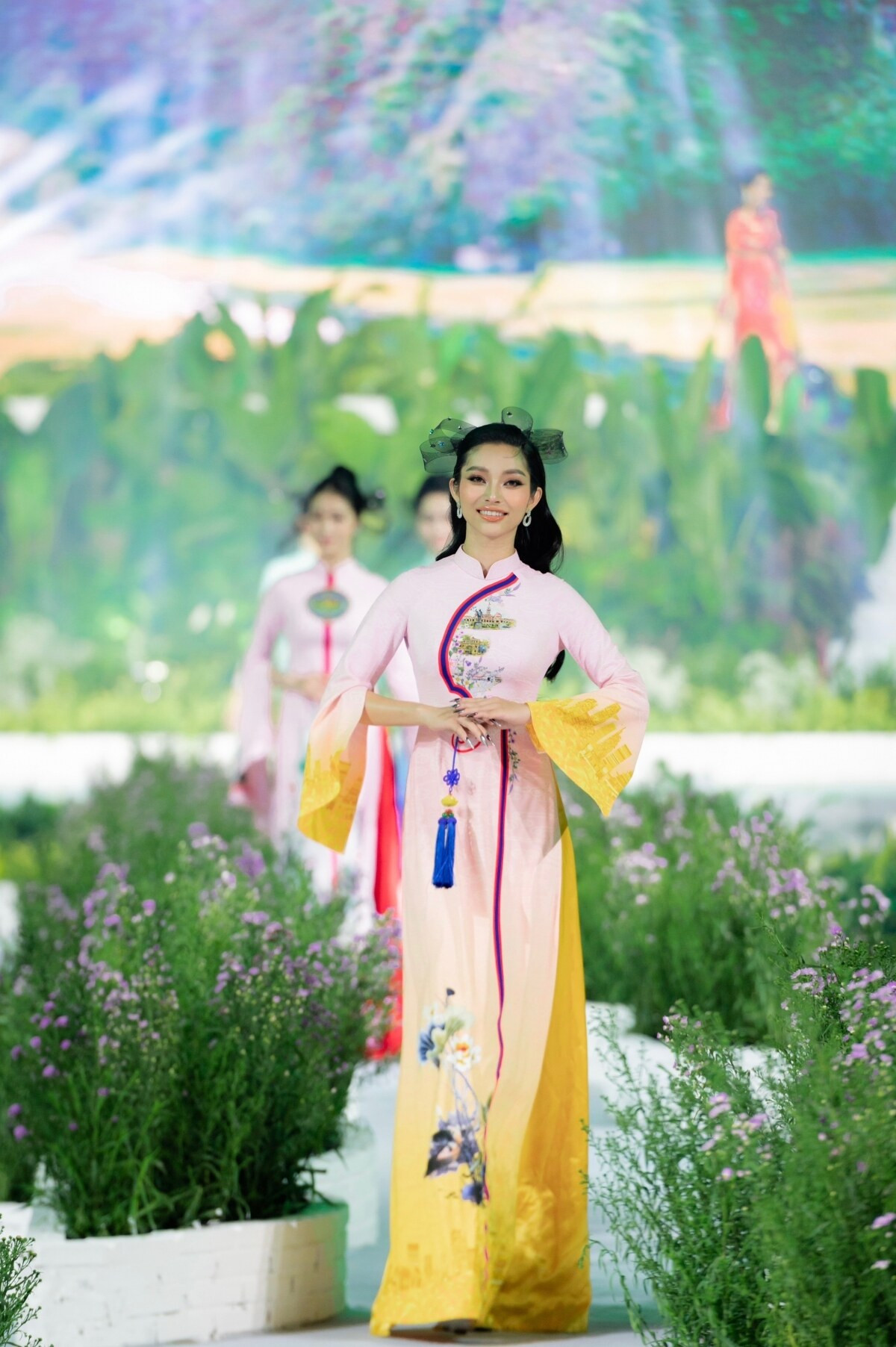 Á hậu Miss Globe 2022 Lâm Thu Hồng khoe sắc với áo dài - 1