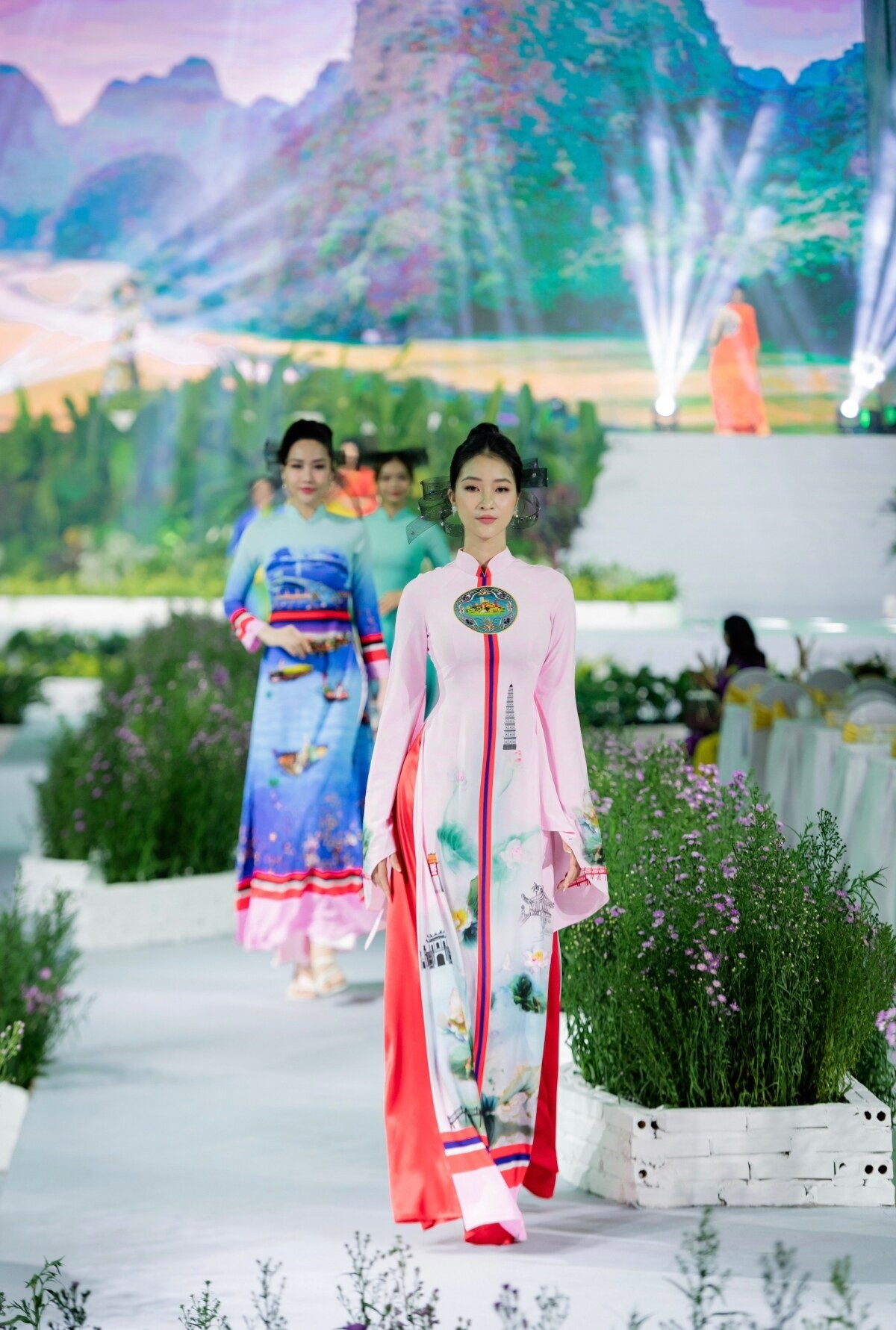 Á hậu Miss Globe 2022 Lâm Thu Hồng khoe sắc với áo dài - 3