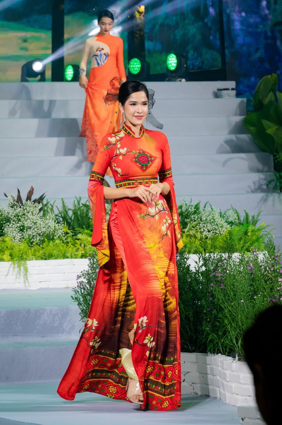 Á hậu Miss Globe 2022 Lâm Thu Hồng khoe sắc với áo dài - 2