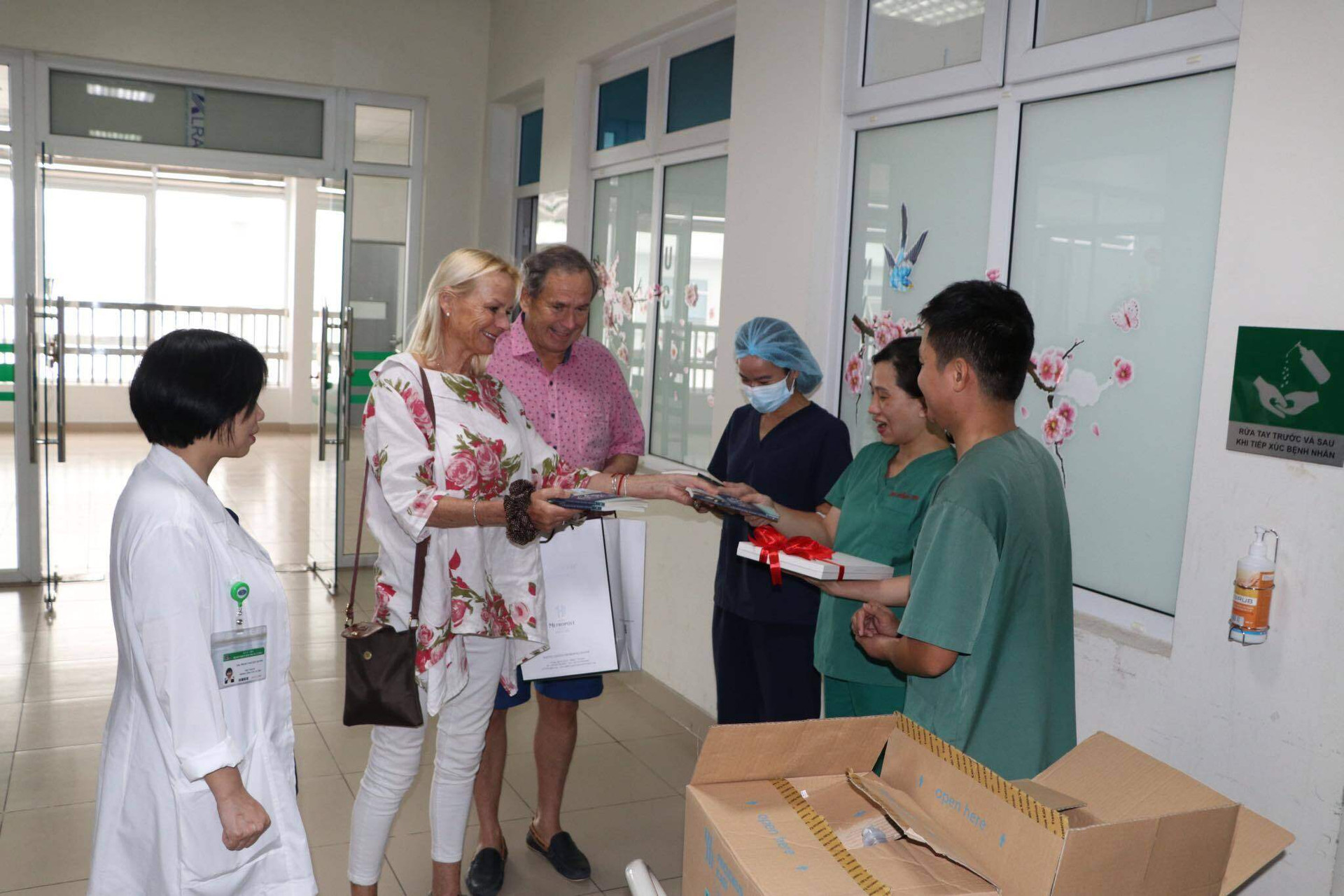 Hai bệnh nhân COVID-19 người Anh trở lại Việt Nam cảm ơn y bác sỹ - 1