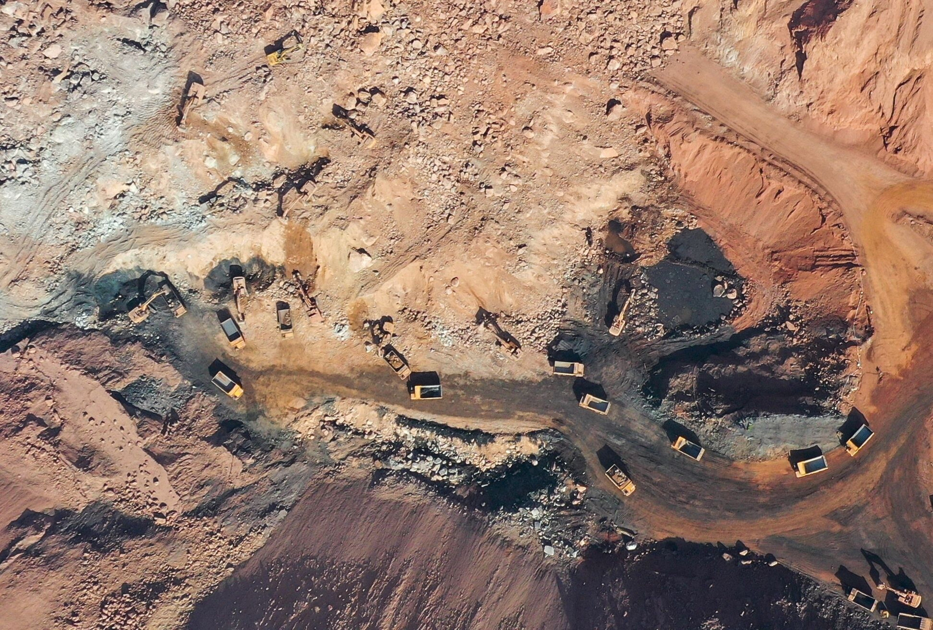 Sập mỏ than tại Trung Quốc: Vẫn còn 47 người mất tích - 1