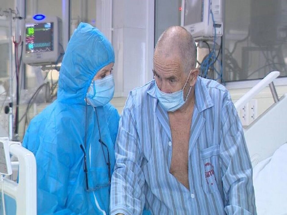 Hai bệnh nhân COVID-19 người Anh trở lại Việt Nam cảm ơn y bác sỹ - 3