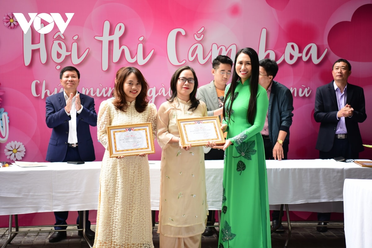 tung bung hoi thi cam hoa vov ky niem ngay quoc te phu nu 8 3 hinh anh 16