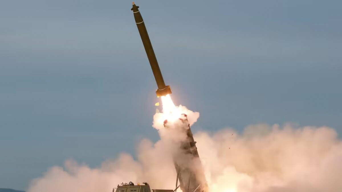 Hàn Quốc: Triều Tiên phóng tên lửa đạn đạo ra biển - 1