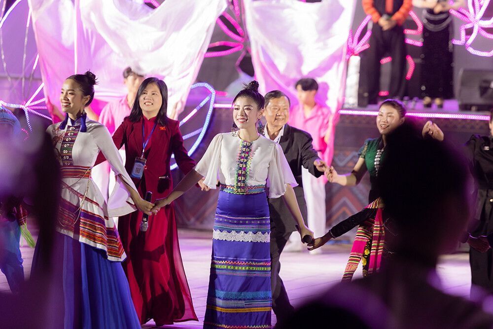 Sao Mai Thu Hằng mở màn ấn tượng tại đêm nhạc Lễ hội hoa Ban 2023 - 7