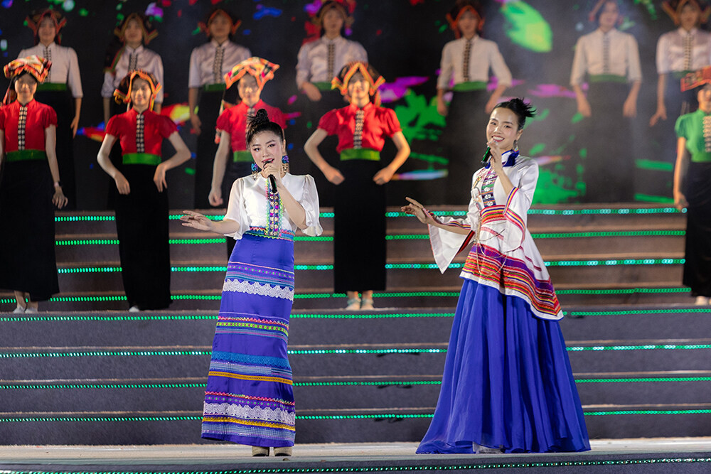 Sao Mai Thu Hằng mở màn ấn tượng tại đêm nhạc Lễ hội hoa Ban 2023 - 6