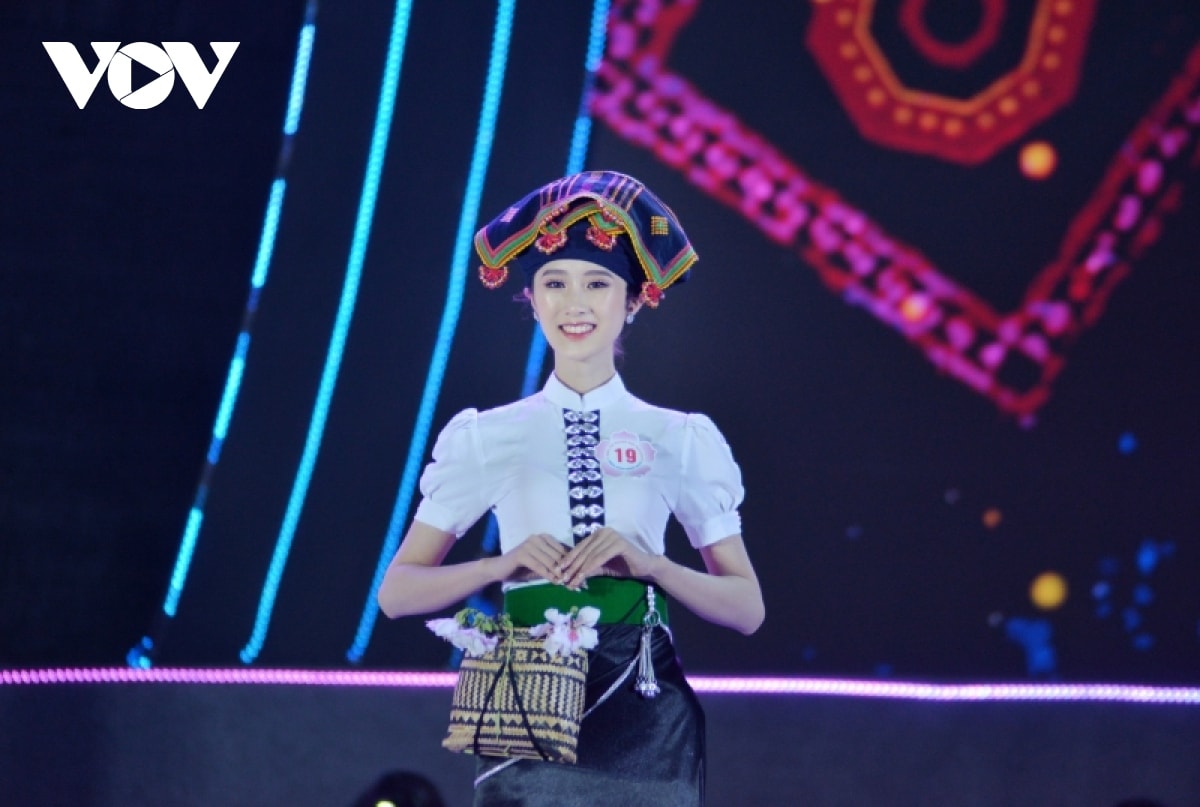 nguyen thi phuong uyen dang quang nguoi dep hoa ban 2023 hinh anh 2