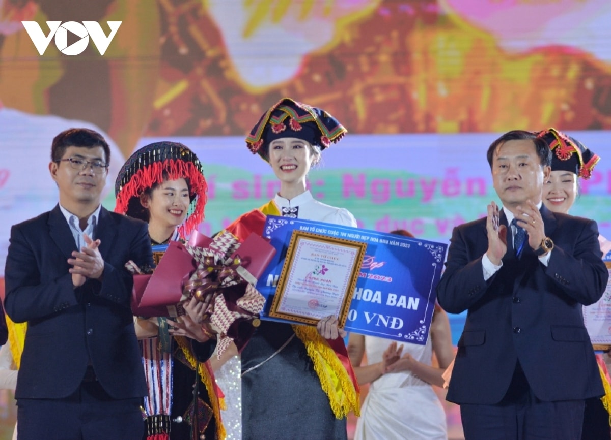 nguyen thi phuong uyen dang quang nguoi dep hoa ban 2023 hinh anh 1