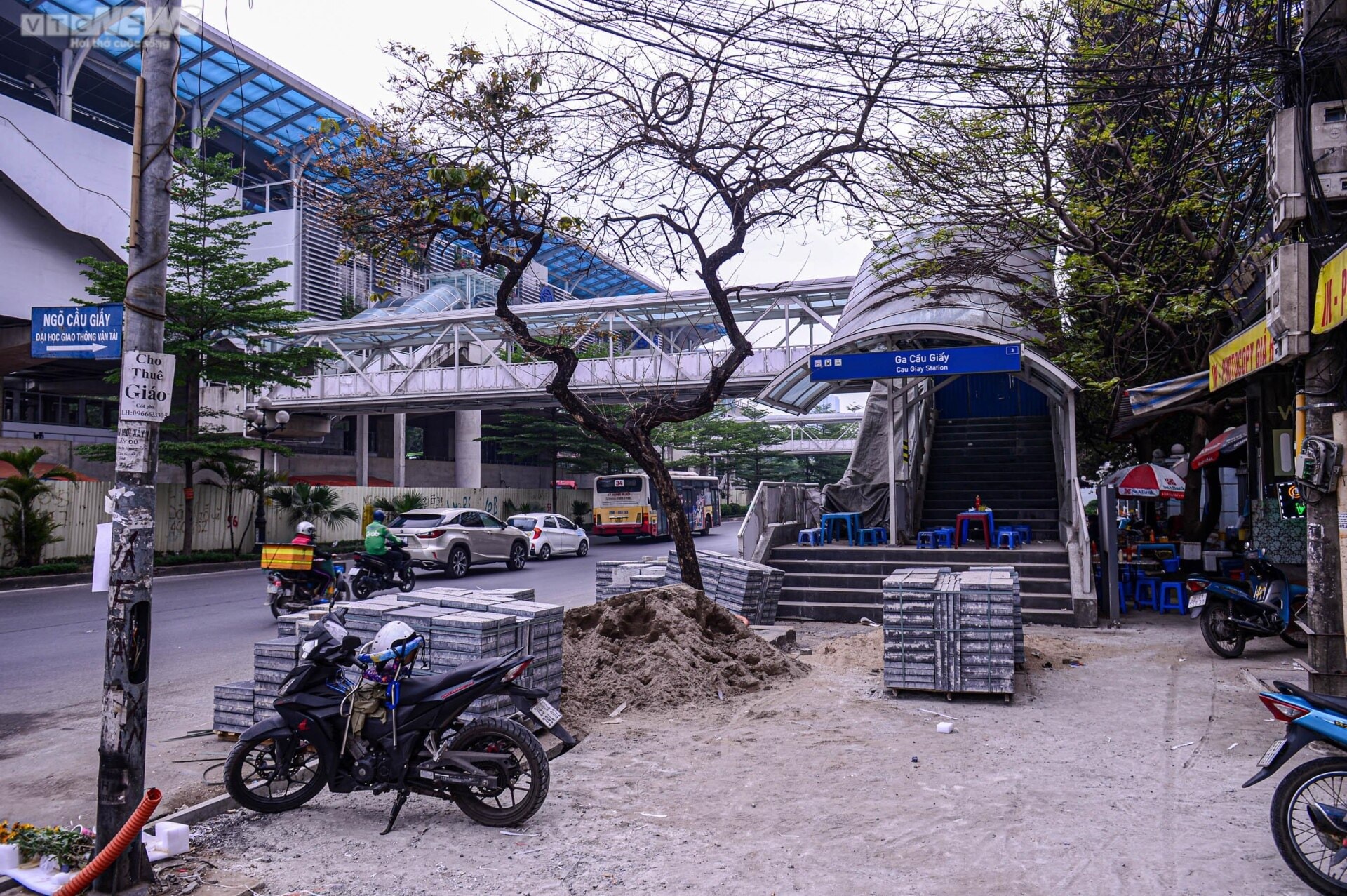 Nhà ga tuyến đường sắt Nhổn - ga Hà Nội thành nơi bán trà, quán ăn - 2