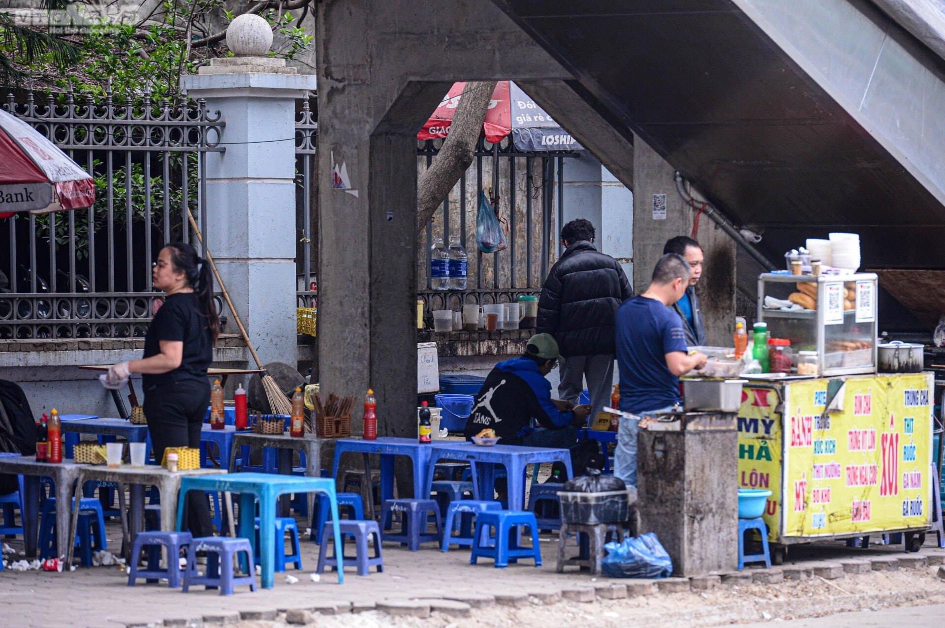 Nhà ga tuyến đường sắt Nhổn - ga Hà Nội thành nơi bán trà, quán ăn - 6