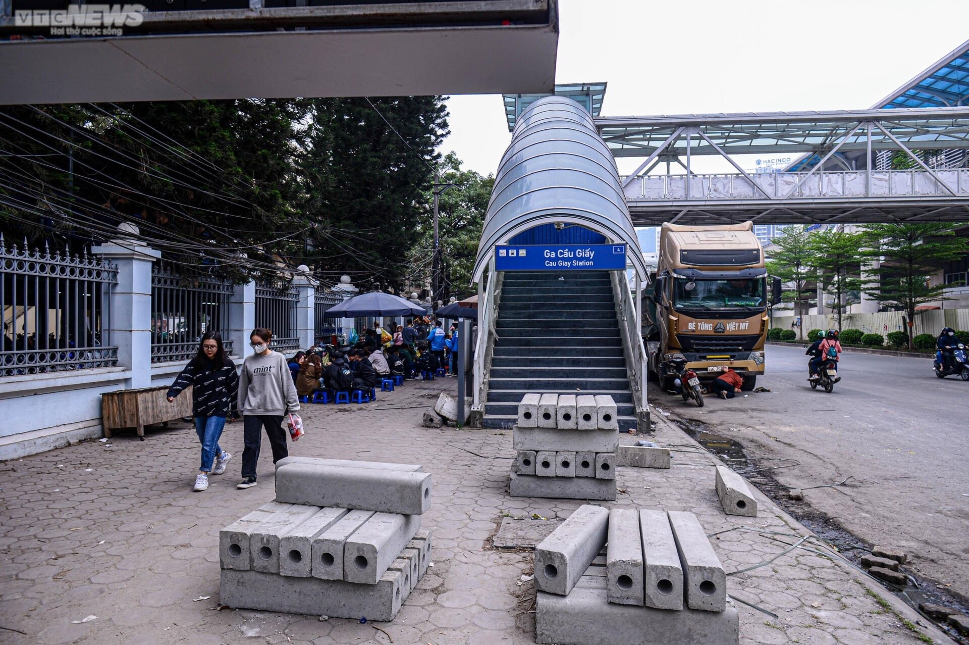 Nhà ga tuyến đường sắt Nhổn - ga Hà Nội thành nơi bán trà, quán ăn - 9