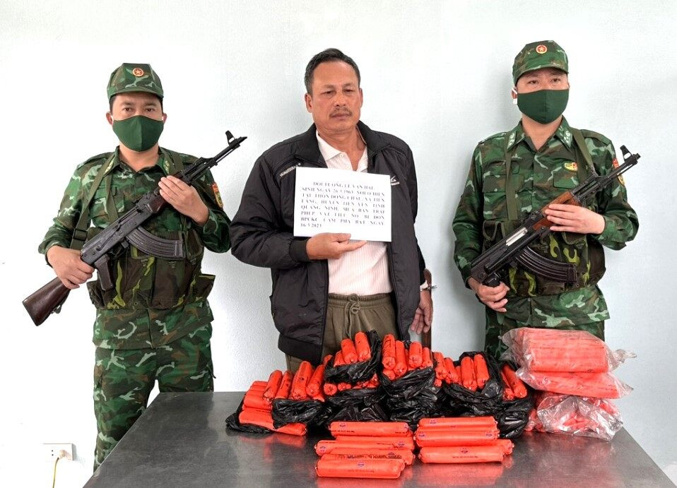 Bắt giam kẻ vận chuyển 30 kg thuốc nổ bán cho ngư dân - 1