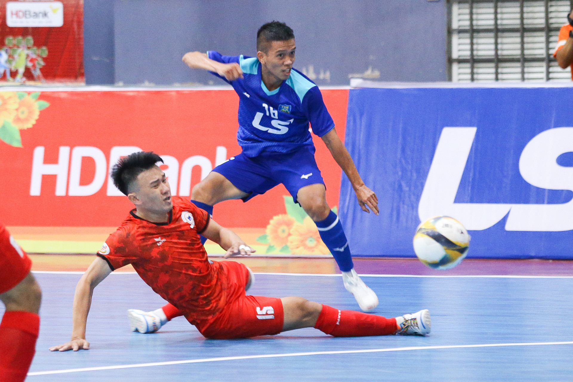 Futsal HDBank VĐQG 2023: Thái Sơn Nam thoát thua, Sahako đứng đầu bảng - 2