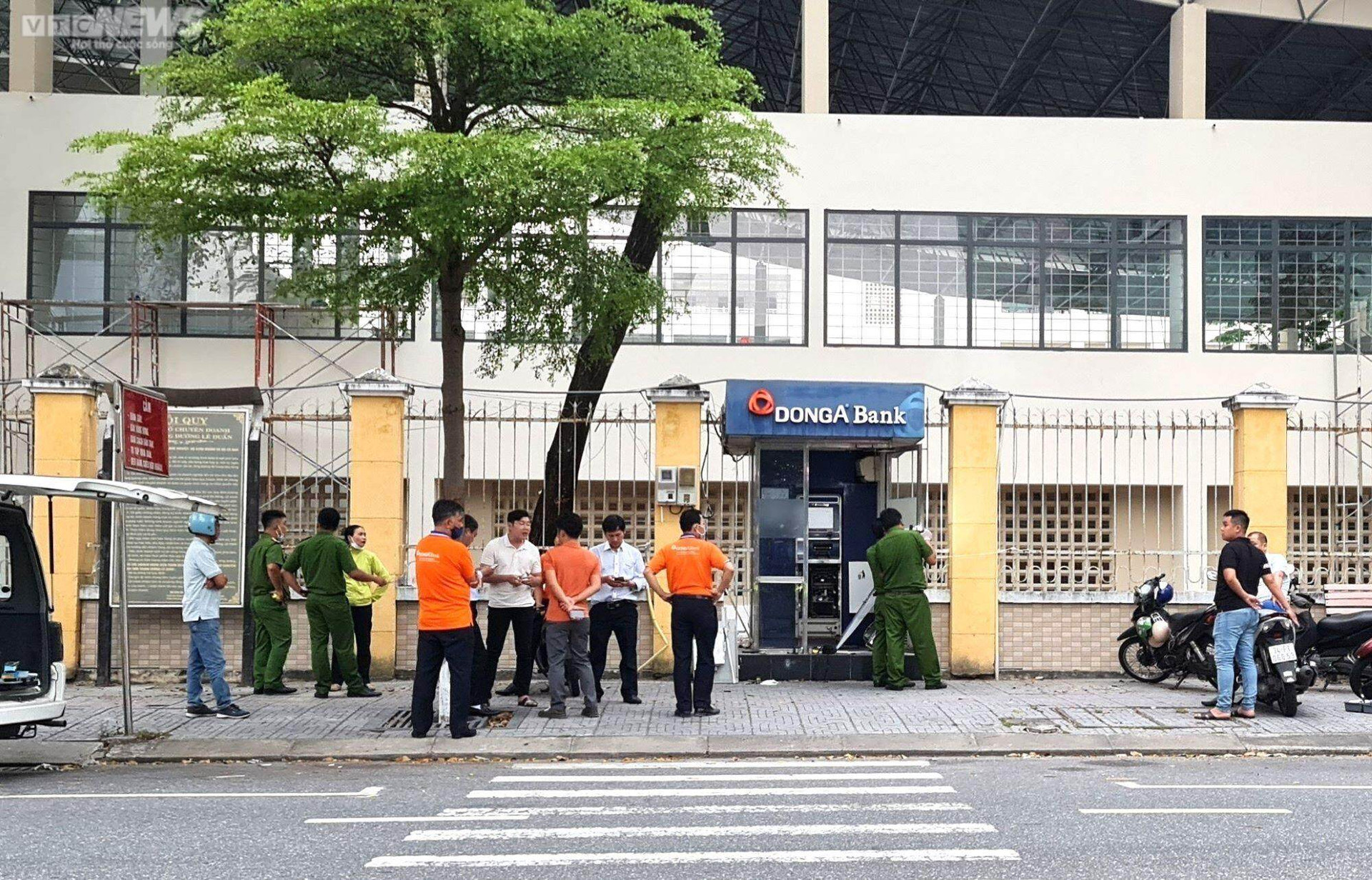 Truy tìm kẻ đập phá cây ATM giữa trung tâm Đà Nẵng để trộm tiền - 1