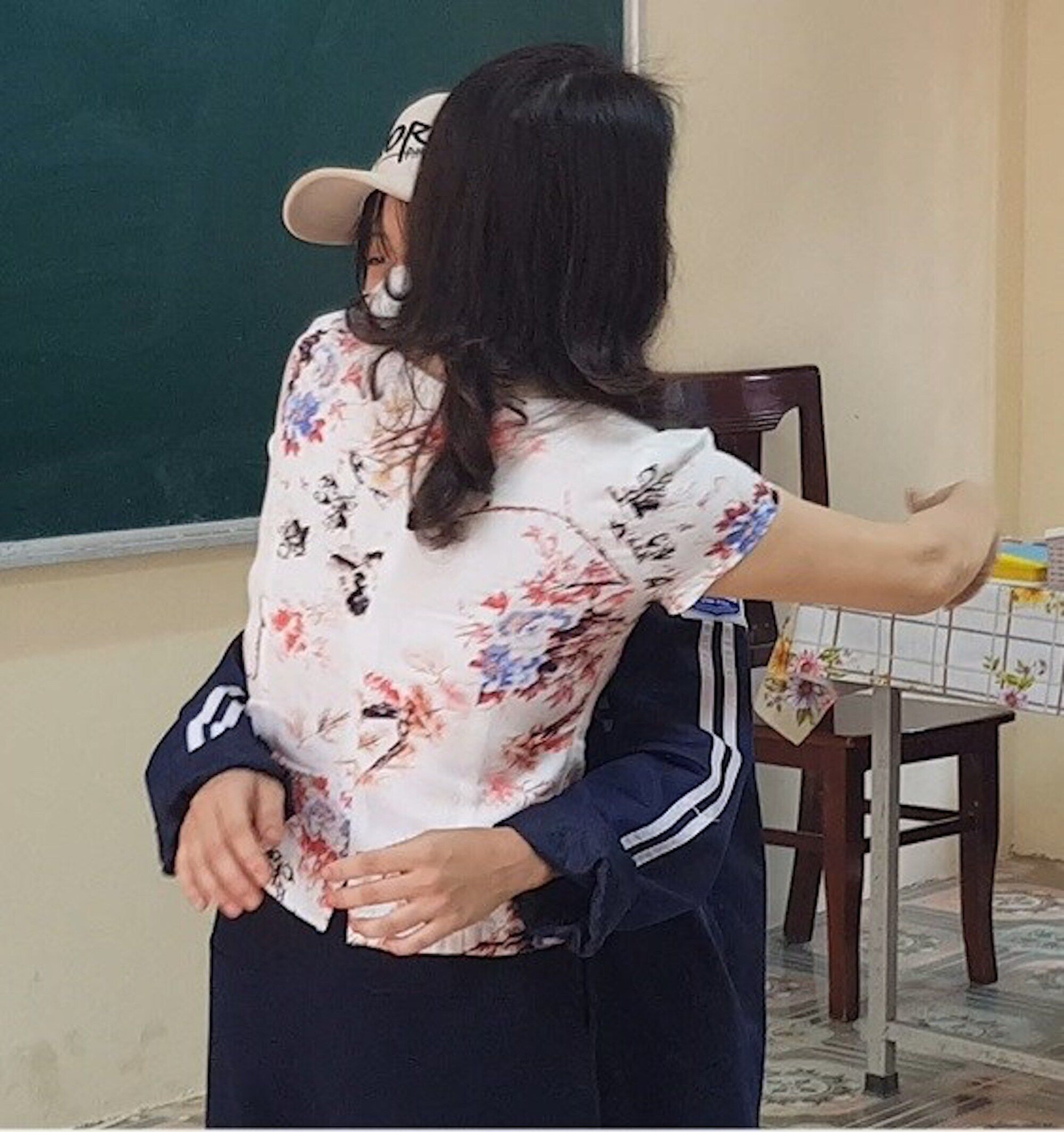 Giáo viên cắt tóc nữ sinh: Cô trò ôm nhau xin lỗi trước lớp, cả hai đều nhận sai - 1
