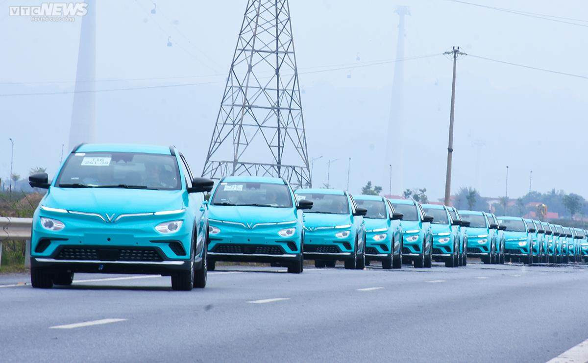 Đoàn taxi điện VinFast rời nhà máy về Hà Nội, chuẩn bị vận hành trong tháng 4 - 1